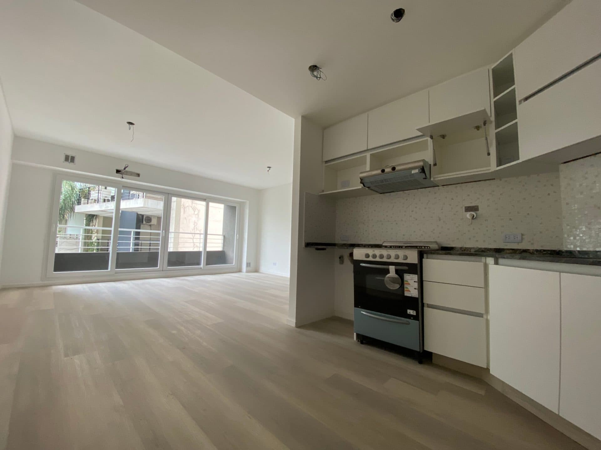 Alquilo MONOAMBIENTE DIVISIBLE 35m2 al frente con balcón cocina-comedor y lavadero. Apto profesional. - foto 1