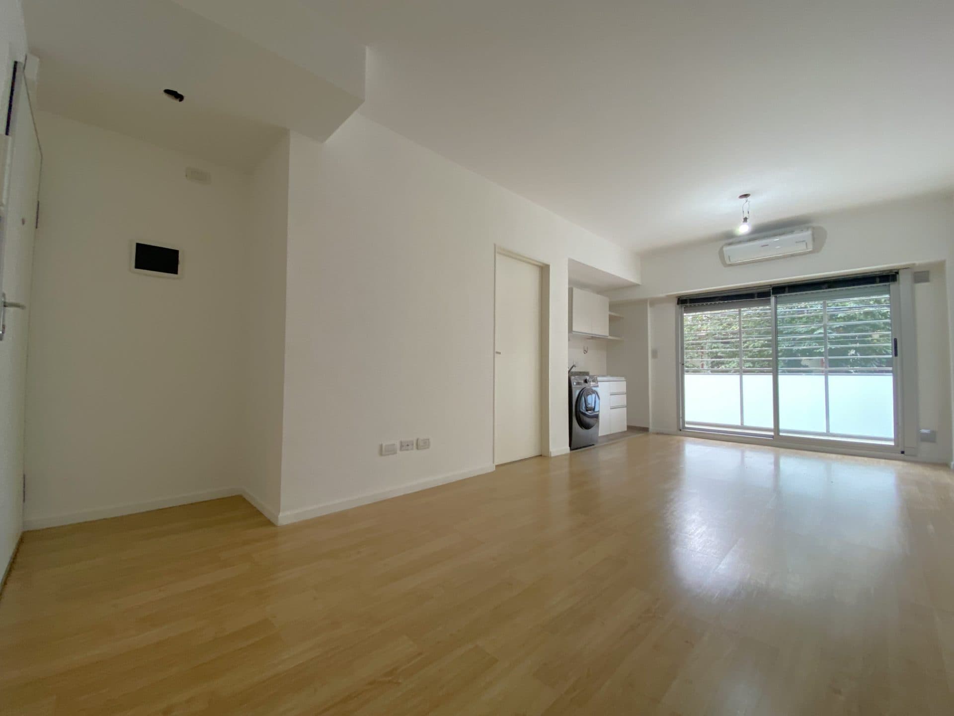 Departamento de 2 ambientes 46m2 al frente con balcón corrido y patio. Amenities. - foto 1